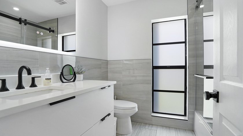 Stunning fully renovated 5-bedroom, 3-bathroom home in the - photo 15