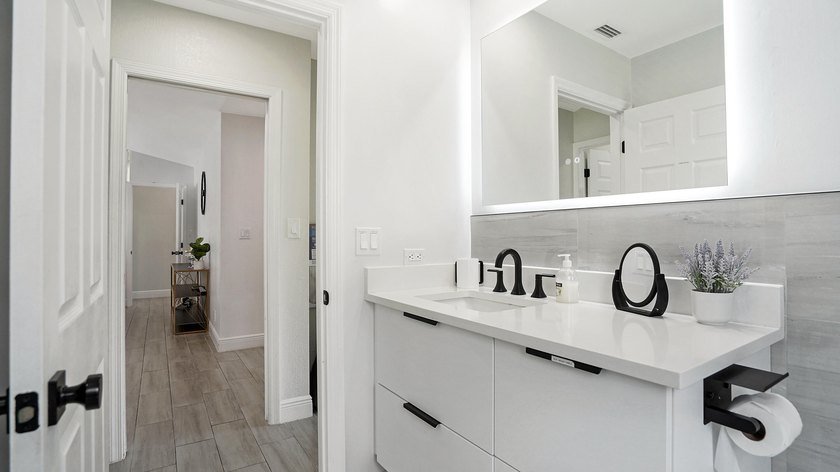Stunning fully renovated 5-bedroom, 3-bathroom home in the - photo 16
