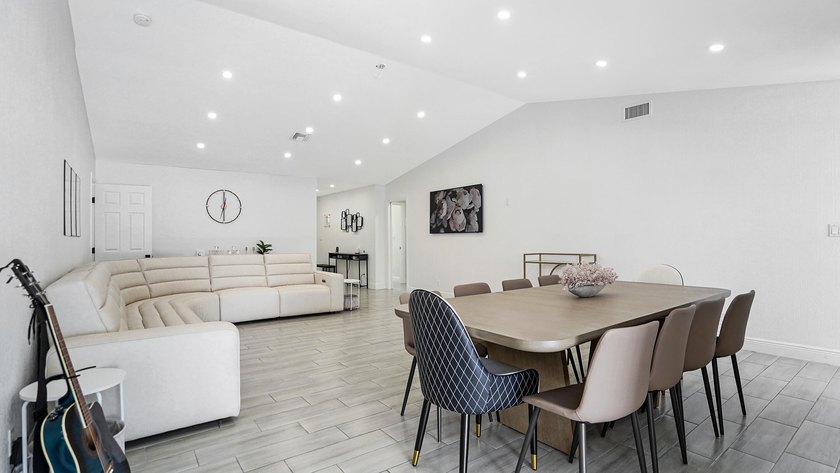 Stunning fully renovated 5-bedroom, 3-bathroom home in the - photo 18