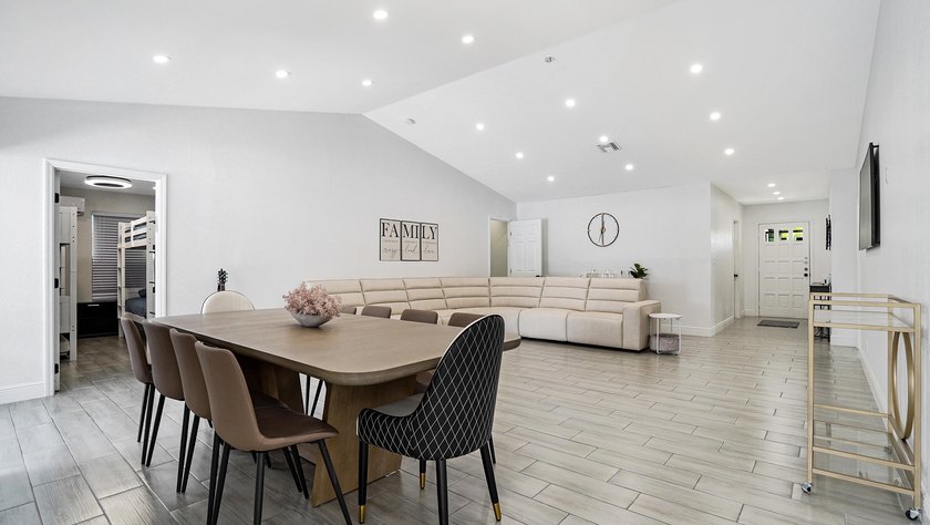 Stunning fully renovated 5-bedroom, 3-bathroom home in the - photo 19