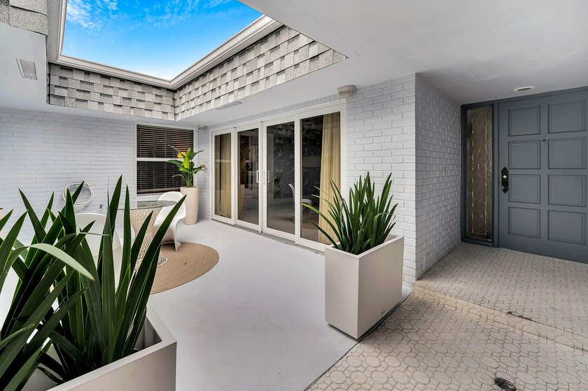 Palm Springs meets South Florida in this distinctive mid-century - photo 9