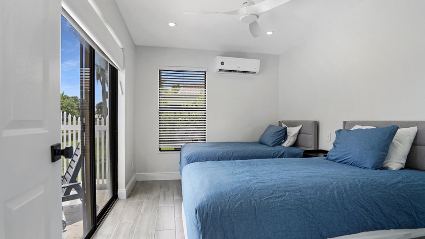 Stunning fully renovated 5-bedroom, 3-bathroom home in the - photo 22
