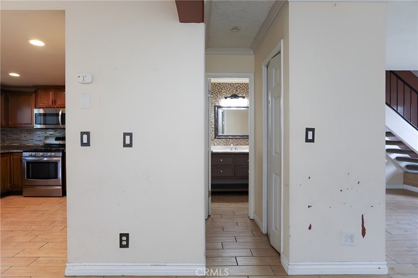Welcome to Midtown Village! This 3-bedroom, 1.5-bath PUD offers - photo 4