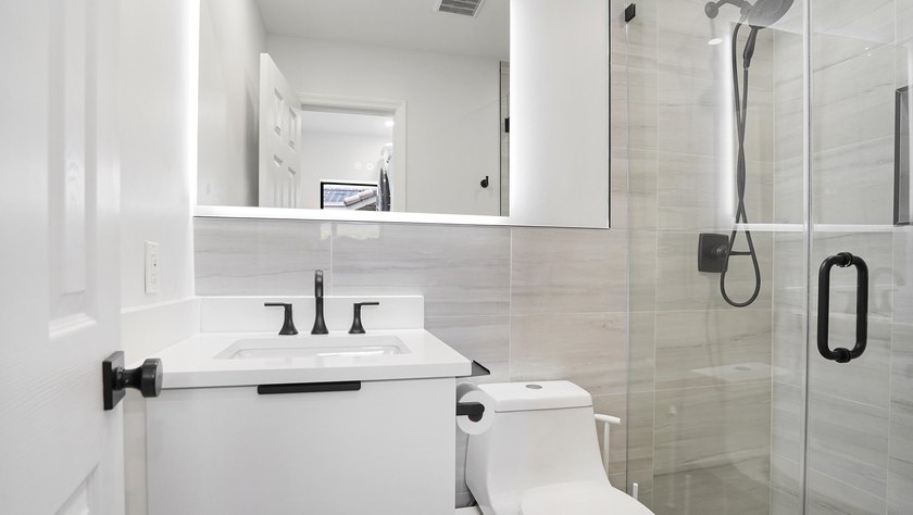 Stunning fully renovated 5-bedroom, 3-bathroom home in the - photo 24