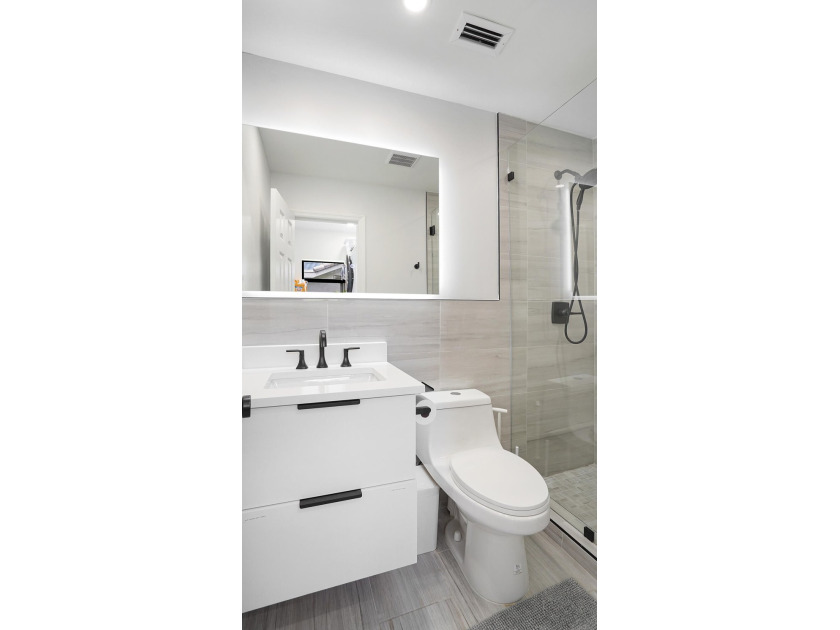 Stunning fully renovated 5-bedroom, 3-bathroom home in the - photo 25