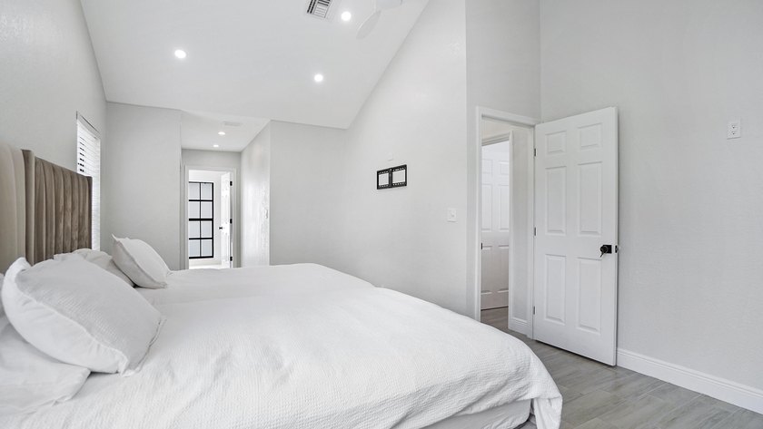 Stunning fully renovated 5-bedroom, 3-bathroom home in the - photo 27