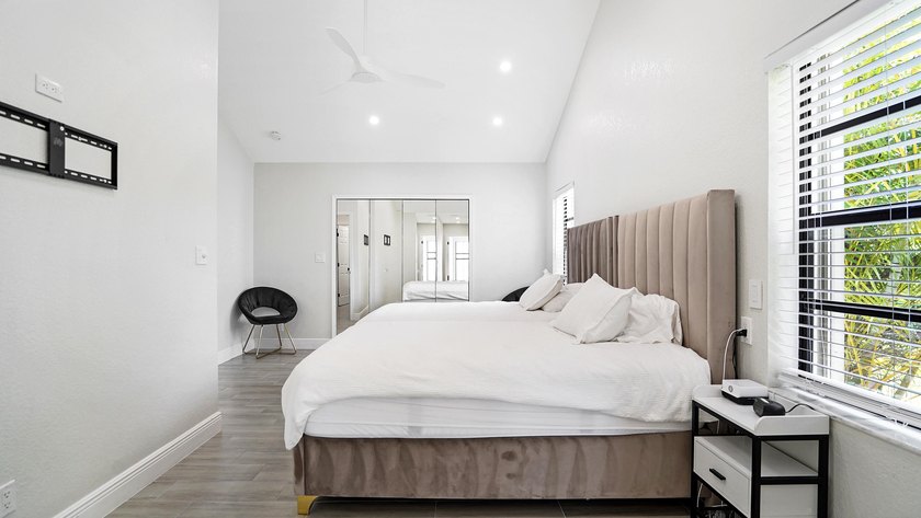 Stunning fully renovated 5-bedroom, 3-bathroom home in the - photo 28