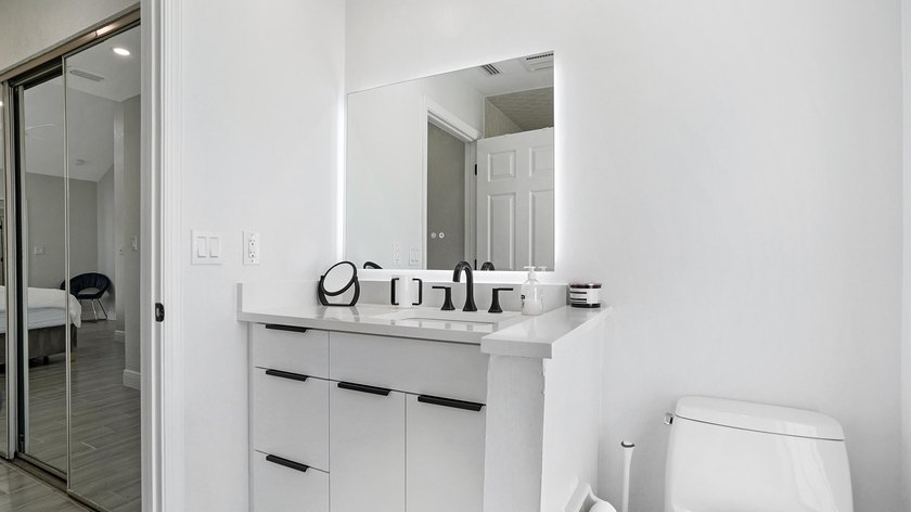 Stunning fully renovated 5-bedroom, 3-bathroom home in the - photo 30