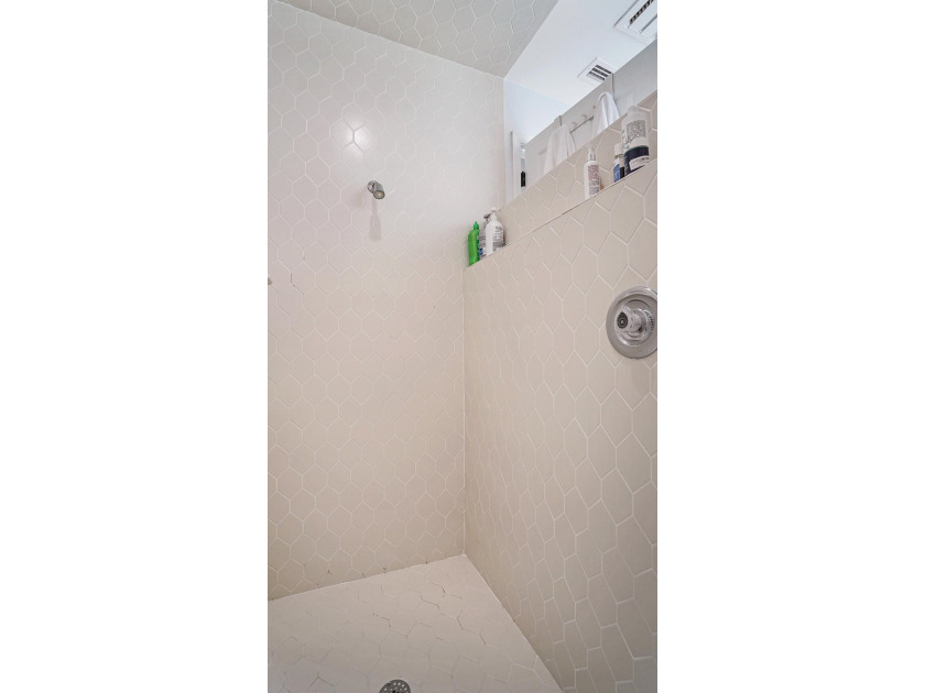 Stunning fully renovated 5-bedroom, 3-bathroom home in the - photo 31