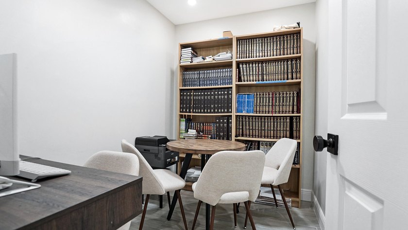 Stunning fully renovated 5-bedroom, 3-bathroom home in the - photo 32