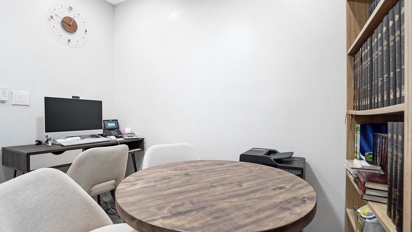Stunning fully renovated 5-bedroom, 3-bathroom home in the - photo 33
