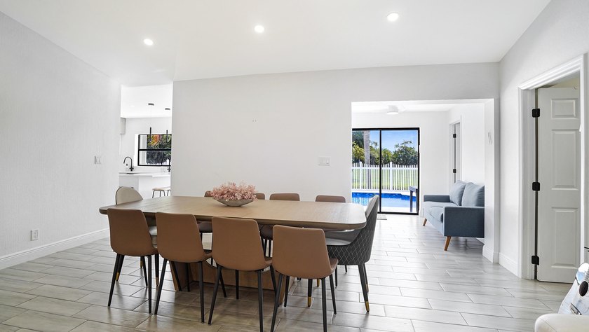Stunning fully renovated 5-bedroom, 3-bathroom home in the - photo 34