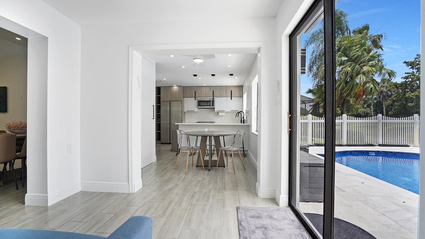Stunning fully renovated 5-bedroom, 3-bathroom home in the - photo 36
