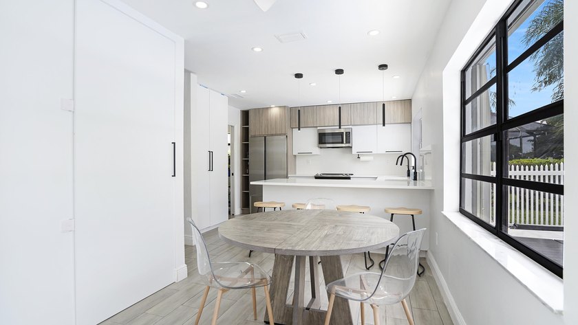 Stunning fully renovated 5-bedroom, 3-bathroom home in the - photo 37