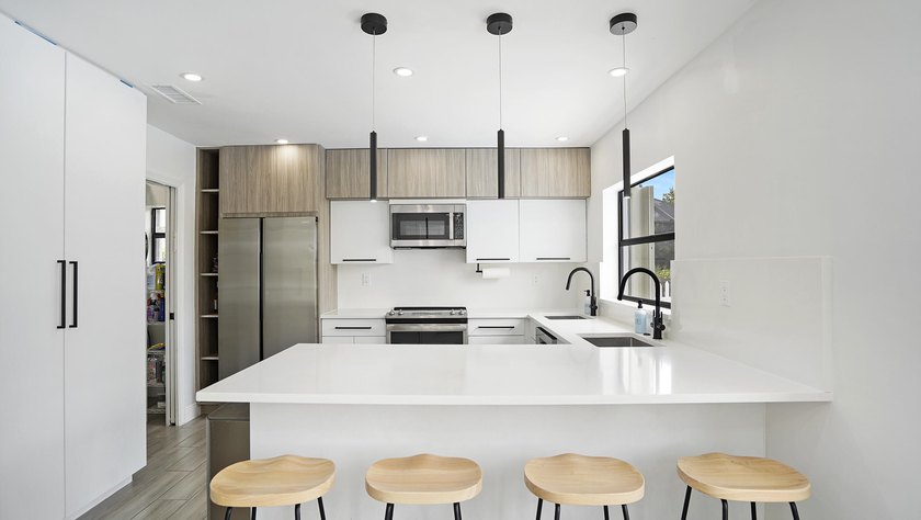 Stunning fully renovated 5-bedroom, 3-bathroom home in the - photo 38