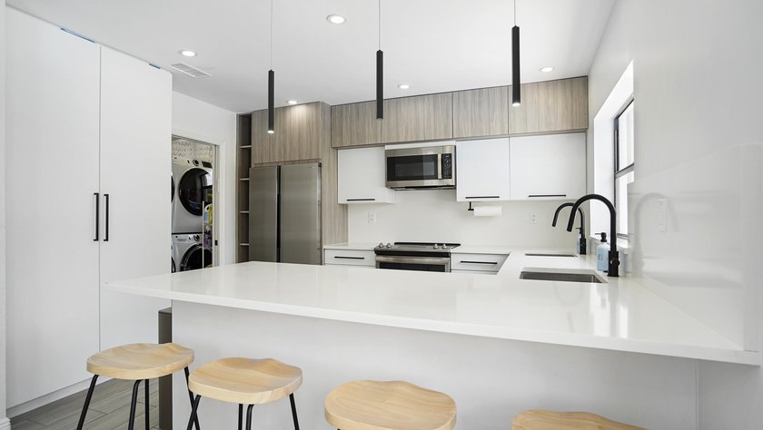 Stunning fully renovated 5-bedroom, 3-bathroom home in the - photo 39
