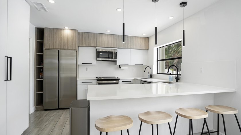 Stunning fully renovated 5-bedroom, 3-bathroom home in the - photo 40