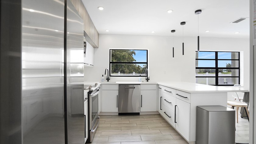 Stunning fully renovated 5-bedroom, 3-bathroom home in the - photo 41