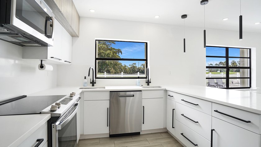 Stunning fully renovated 5-bedroom, 3-bathroom home in the - photo 42