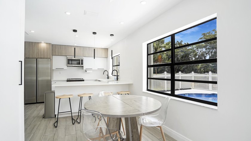 Stunning fully renovated 5-bedroom, 3-bathroom home in the - photo 45