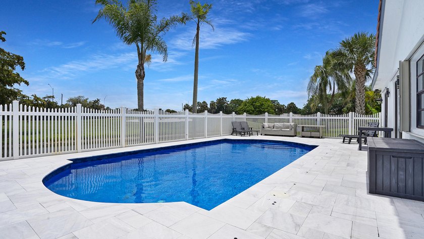 Stunning fully renovated 5-bedroom, 3-bathroom home in the - photo 47