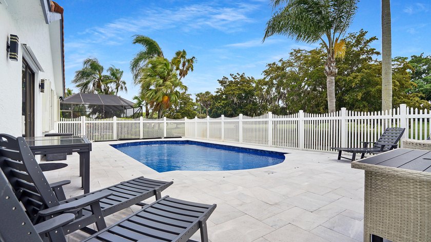 Stunning fully renovated 5-bedroom, 3-bathroom home in the - photo 48