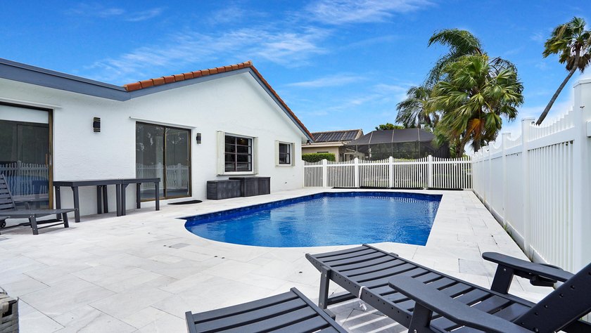 Stunning fully renovated 5-bedroom, 3-bathroom home in the - photo 49