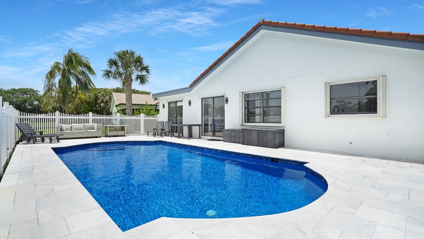 Stunning fully renovated 5-bedroom, 3-bathroom home in the - photo 50
