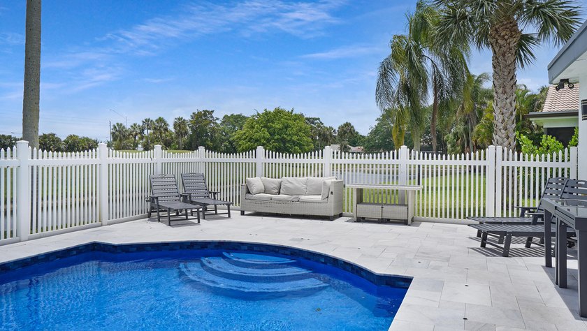 Stunning fully renovated 5-bedroom, 3-bathroom home in the - photo 51