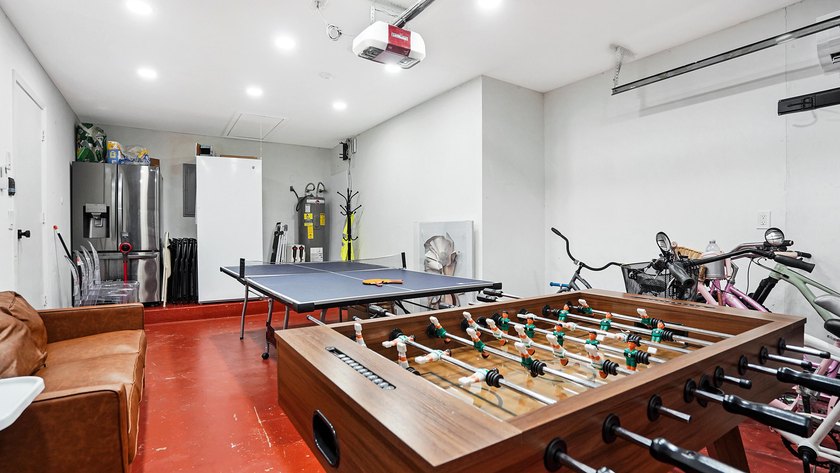 Stunning fully renovated 5-bedroom, 3-bathroom home in the - photo 57