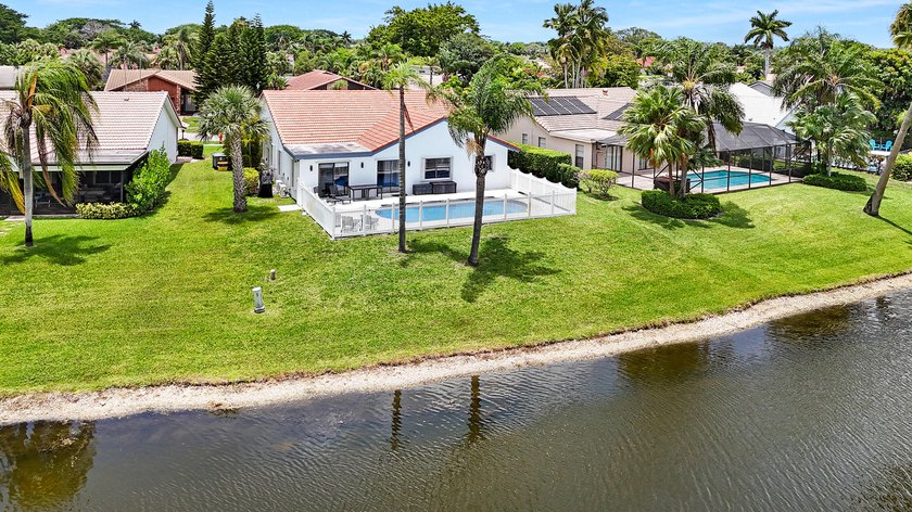 Stunning fully renovated 5-bedroom, 3-bathroom home in the - photo 58
