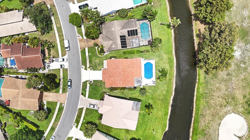 Stunning fully renovated 5-bedroom, 3-bathroom home in the - photo 59