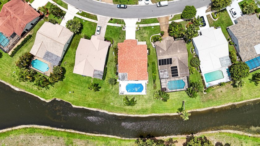 Stunning fully renovated 5-bedroom, 3-bathroom home in the - photo 60