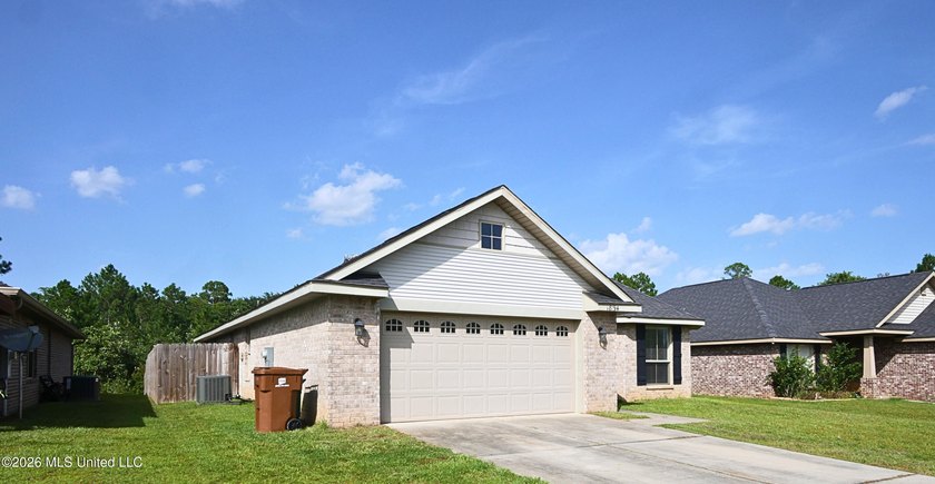 This beautifully maintained all-brick home, built just six years - photo 4
