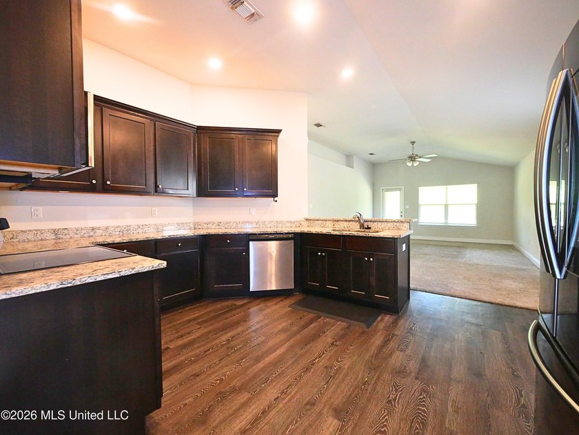 This beautifully maintained all-brick home, built just six years - photo 10