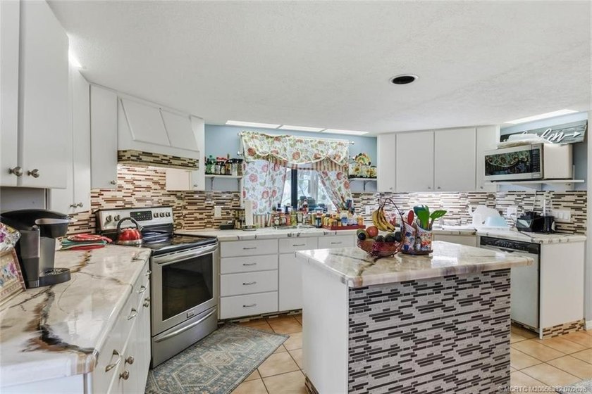 Location! Location! Location! Fantastic Opportunity To Live In - photo 6