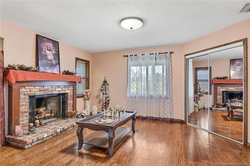 Location! Location! Location! Fantastic Opportunity To Live In - photo 10