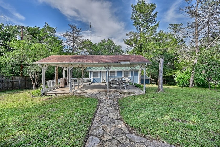 Located just minutes from Lake Somerville, this 2-bedroom - photo 2