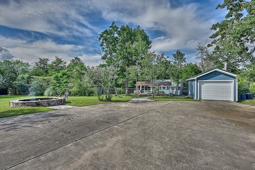 Located just minutes from Lake Somerville, this 2-bedroom - photo 3