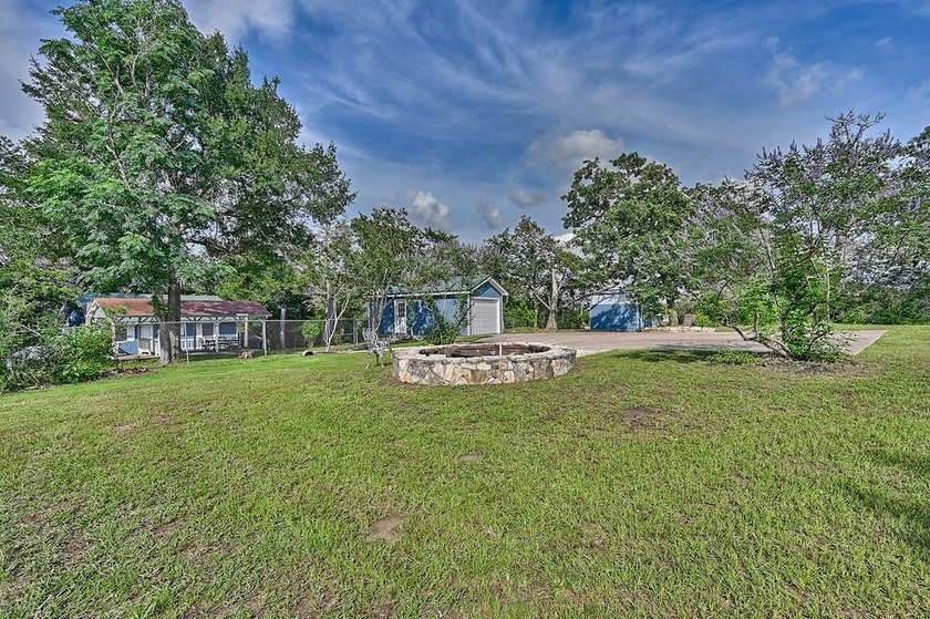 Located just minutes from Lake Somerville, this 2-bedroom - photo 4