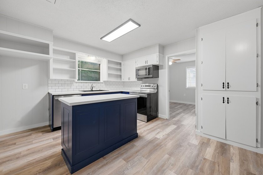 Located just minutes from Lake Somerville, this 2-bedroom - photo 8