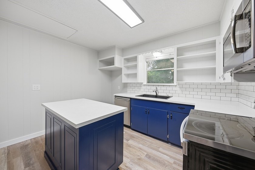 Located just minutes from Lake Somerville, this 2-bedroom - photo 9