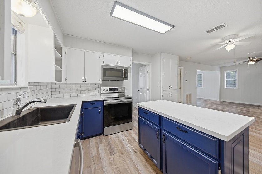 Located just minutes from Lake Somerville, this 2-bedroom - photo 10