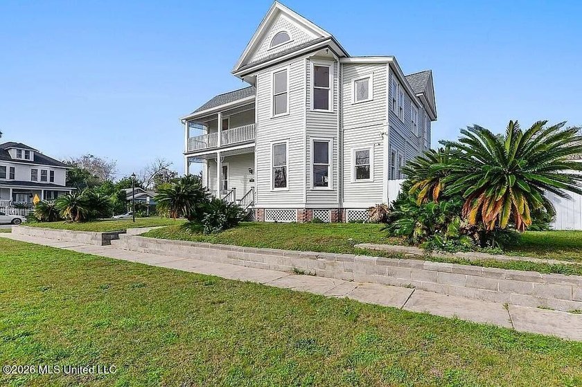 Experience the perfect blend of timeless Victorian elegance and - photo 2