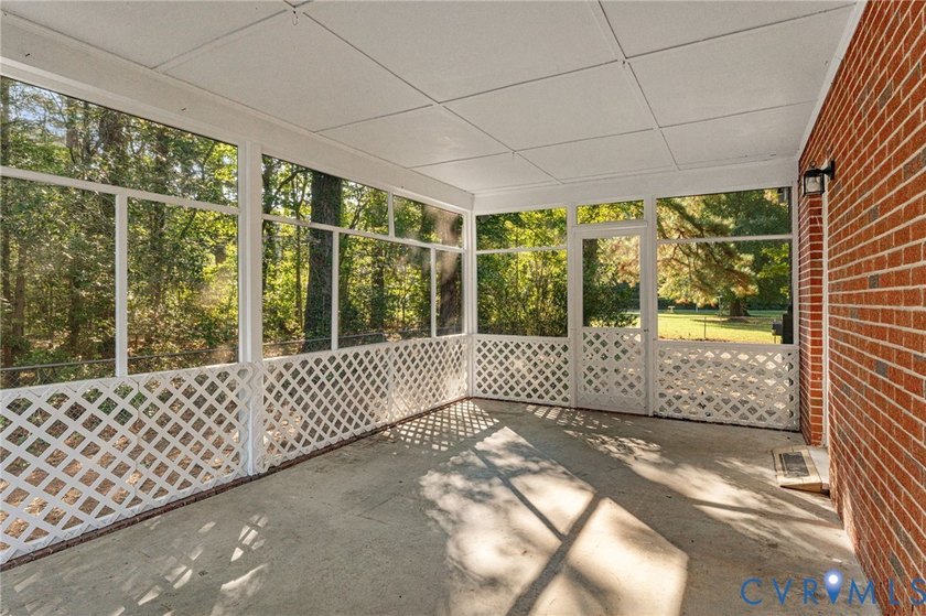 Water Access/Water View Brick Rancher in the well-established - photo 19