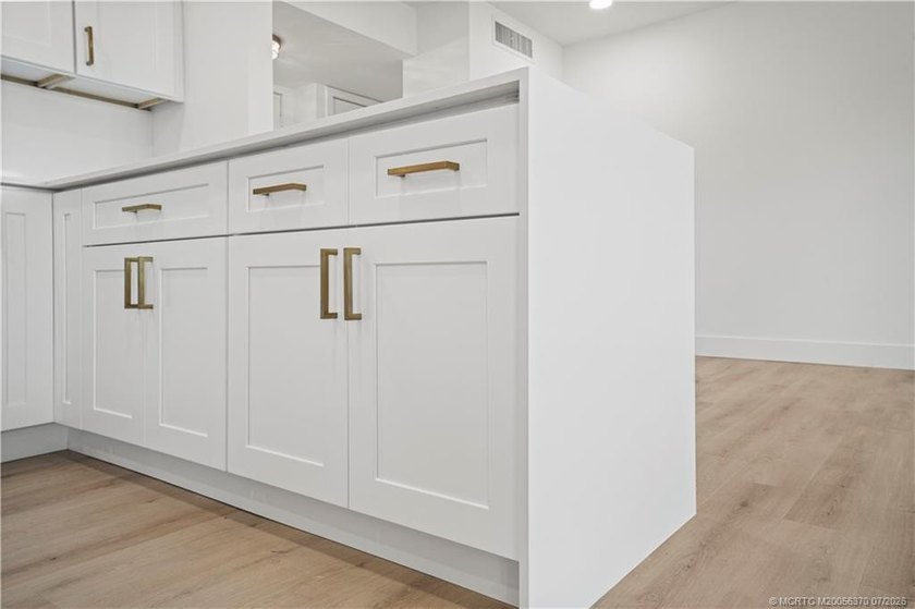 QUALITY, HIGH CALIBER, COMPLETELY RENOVATED w/ High Grade - photo 5
