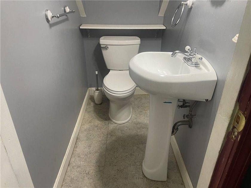 ATTENTION PROJECT SEEKERS! 139 OVERBROOK AVENUE IS READY FOR ITS - photo 11