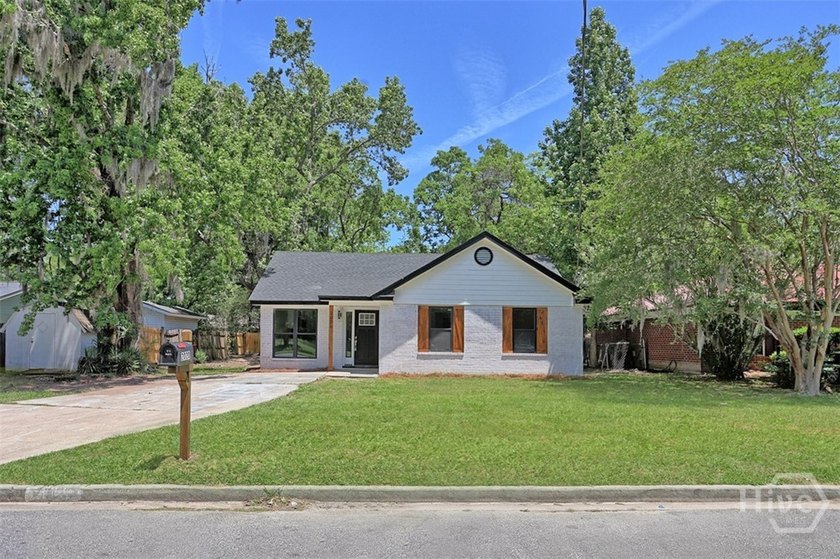 Price Improvement! Welcome to 2020 Cowan Ave, a stunningly - photo 2
