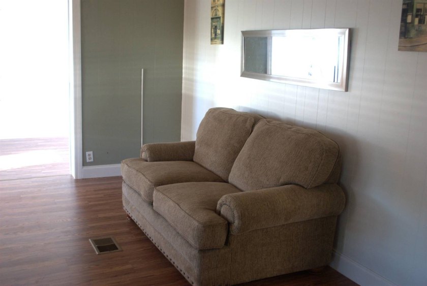 Conveniently located near beaches, shopping, dining, and parks - photo 3