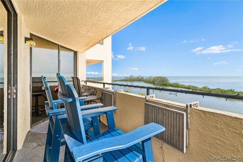 Welcome to easy coastal living in the sought-after Gulf Island - photo 2